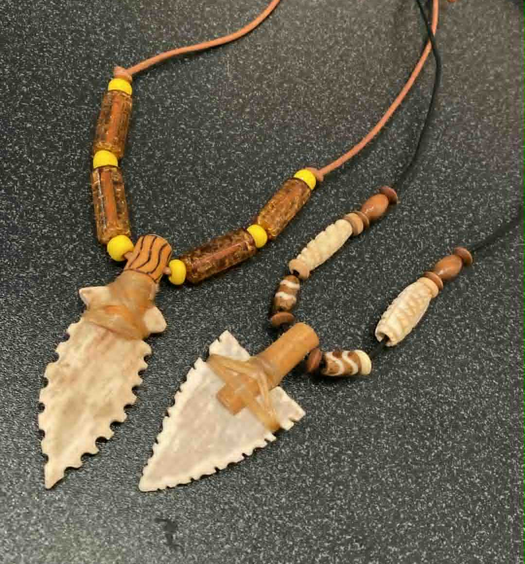 Collier style pointe de flèche perlage simple