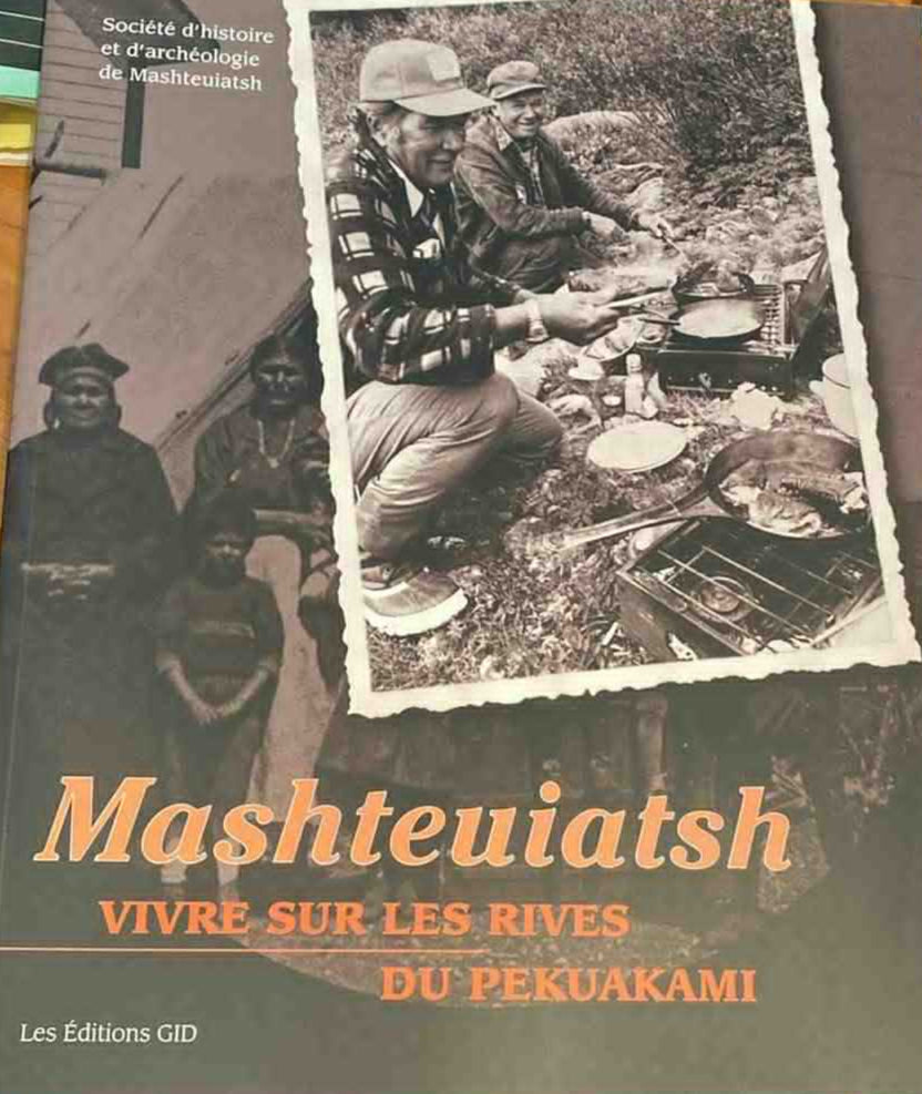 Mashteuiatsh, vivre sur les rives du Peluakami - 100 ans d'histoire noir sur blanc